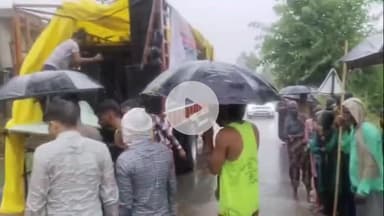 धनौरा: गजरौला के गांव आसिता जगदेवपुर में रेलवे के हाइट गेज से टकराया कांवड़ियों का डीसीएम वाहन, एक कांवड़िए की मौत