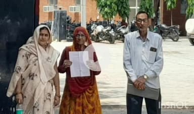 उरई: कोंच क्षेत्र में वृद्ध की करंट लगने से हुई मौत के मामले में एक व्यक्ति ने षड्यंत्र के तहत मुकदमे में फसाने का लगाया आरोप