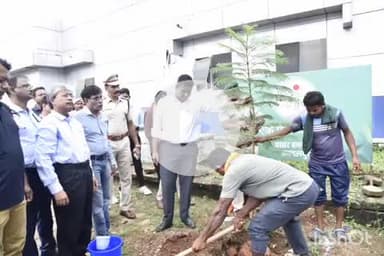 जगदलपुर: महारानी अस्पताल परिसर में कलेक्टर हरीश एस ने 'एक पेड़ मां के नाम' अभियान के तहत किया पौधारोपण