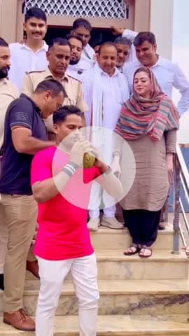 सीकरी: सीकरी के मुकीम खान ने विधायक नौक्षम चौधरी के सामने अपने सिर में मारकर नारियल तोड़े