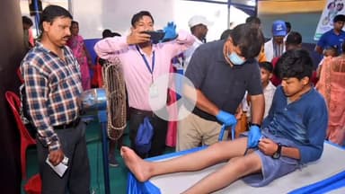कोडरमा: जिला प्रशासन और इंपैक्ट इंडिया के द्वारा आयोजित स्वास्थ्य शिविर में लोगों ने प्लास्टिक सर्जरी और पीडियाट्रिक्स ऑर्थोपेडि