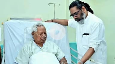 खूंटी: मुख्यमंत्री हेमंत सोरेन ने मेडिका अस्पताल में इलाजरत पूर्व लोकसभा उपाध्यक्ष कड़िया मुंडा से की मुलाकात