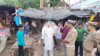 बहराइच: रोडवेज़ बस स्टैण्ड के पास अवैध अतिक्रमण के खिलाफ नगर पालिका प्रशासन ने की कार्रवाई, बुलडोज़र से हटाया गया अवैध अतिक्रमण