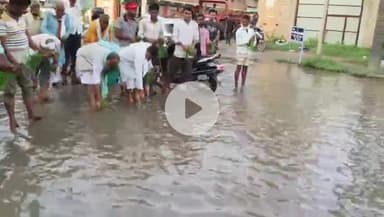 बिहिया: जल जमाव की समस्या को लेकर सड़क पर धान रोपनी, पूर्व विधायक भाई दिनेश ने कहा- समाधान नहीं हुआ तो होगा सड़क जाम