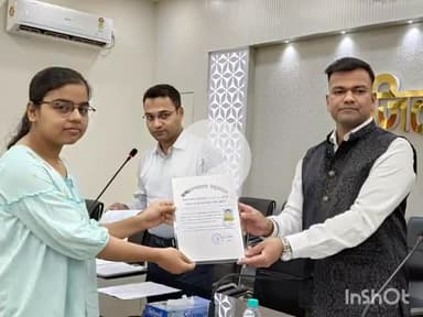 बेगूसराय: कारगिल भवन में डीएम ने स्वतंत्रता सेनानी के उत्तराधिकारी को दिया प्रमाण पत्र