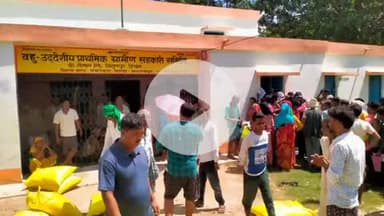 तुलसीपुर: सहकारी समिति विशुनपुर विश्राम में ओवर रेटिंग में बेची जा रही यूरिया, थारू जनजाति के लोगों ने डीएम से कार्रवाई की मांग की