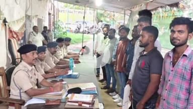 बक्सर: एसपी के निर्देश पर बक्सर के औद्योगिक थाने में गुंडा परेड का आयोजन किया गया