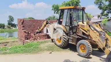 फरेंदा: फरेंदा बुजुर्ग गांव में प्रशासन ने सरकारी भूमि से हटवाया अवैध कब्जा