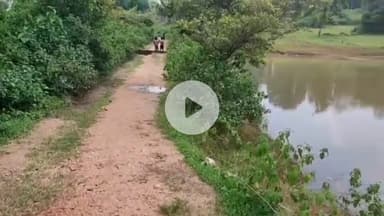 इचाक: लुकुइया गांव में बारिश से सड़क ध्वस्त, आदिवासी गांव का संपर्क टूटा, ग्रामीणों ने प्रशासन से मदद मांगी