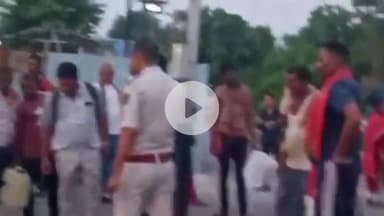 बाढ़: बाढ़ थाना क्षेत्र के दलिश्मन चक गांव में ट्रेन में भीड़ के कारण एक व्यक्ति की दम घुटने से मौत