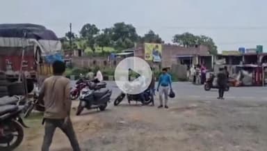 बगोदर: जीटी रोड औंरा पेट्रोल पंप के पास फल व सब्जी से लदी पिकअप वैन दुर्घटनाग्रस्त, चालक समेत चार घायल