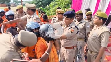 जौनपुर: अलीगंज तिराहा पर कांवड़ यात्रियों को किया गया जागरूक, एसपी ने दिए फ्री हेलमेट