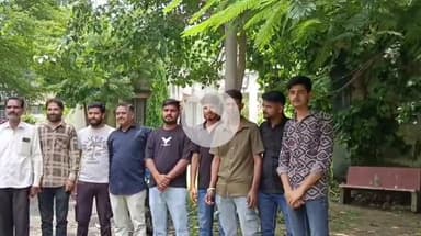 सीतामऊ: कचनारा में JCB से टीन सेट का काम, झूठी शिकायत पर खनिज विभाग की कार्रवाई का लोगों ने किया विरोध