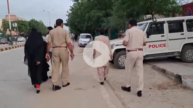 चूरू: पुलिस लाइन के सामने सदर थाना पुलिस ने की नाकाबंदी, वाहनों की तलाशी ली और 10 वाहनों के काटे चालान