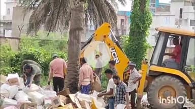 जमुई: पुलिस लाइन में उत्पाद विभाग के 48 कांडों में जब्त 2800 लीटर देशी और अंग्रेजी शराब को जेसीबी चलाकर किया गया नष्ट