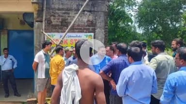 ରେମୁଣା: ପତ୍ରୀପାଳ ଗ୍ରାମ ପଞ୍ଚାୟତ ଅନ୍ତର୍ଗତ କଣ୍ଟାବଣିଆ ଛକ ମଝିରେ ଥିବା ଇଲେକ୍ଟ୍ରିକ୍ ପୋଲ୍ କୁ ସ୍ଥାନାନ୍ତର ନେଇ ବିଭାଗୀୟ ଅଧିକାରୀଙ୍କ ଆଲୋଚନା