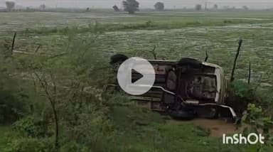 गुना: नेशनल हाईवे 46 के भदौरा गांव के पास तेज रफ्तार कार खाई में गिरी, 6 लोग घायल