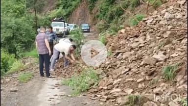 कंडाघाट: वाकनाघाट सुबाथू रोड पर रिहाणा के समीप भूस्खलन के कारण सड़क बंद, पीडब्ल्यूडी विभाग को दी गई सूचना