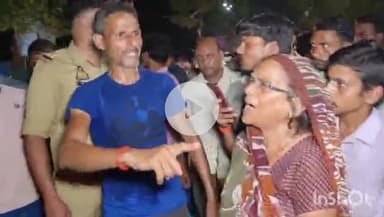 हरदोई: सर्पदंश से बालिका की मौत के बाद मेडिकल कॉलेज गेट पर परिजनों ने इलाज में लापरवाही का आरोप लगाकर शव रखकर किया हंगामा