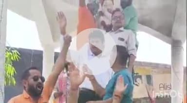 प्रतापगढ़: युवा क्रांति के कार्यकर्ताओं ने चंद्रशेखर आजाद की जयंती पर श्रीराम तिराहा स्थित उनकी प्रतिमा पर किया माल्यार्पण