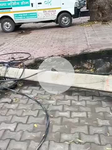अलवर: मनु मार्ग कॉलोनी में कावड़ियों की गाड़ी बिजली पोल से टकराई, पोल गिरा, बड़ा हादसा टला, बिजली हुई गुल, लोग परेशान