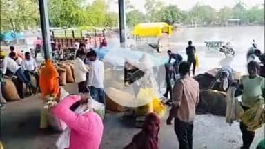 पीपलदा: इटावा में आज फिर हुई आफत की बारिश, कृषि उपज मंडी में भीगी जिन्से, किसान बचाते नजर आए