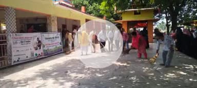 बहराइच : स्वच्छता पखवाड़ा के मद्देनजर जन शिक्षण संस्थान के कार्यकर्ताओं ने की मरीमाता मंदिर की सफाई