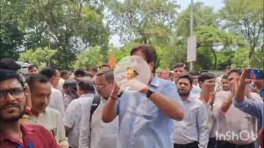 दुर्ग: भिलाई तीन न्यायालय आत्महत्या मामले में न्यायिक कर्मचारियों ने बुधवार को दुर्ग कोर्ट के परिसर में किया उग्र प्रदर्शन