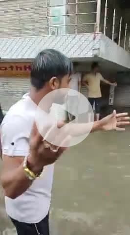 योगी जी का विकास मेरठ अहमदनगर की गली नंबर 14 में बारिश के बाद दुकानों में पानी भर गया। इस पुरे रोड़ का यहीं हाल है