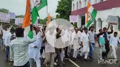 श्योपुर: कांग्रेसियों ने कलेक्ट्रेट पर किया प्रदर्शन, जिले की समस्याओं को लेकर राज्यपाल के नाम सौंपा ज्ञापन