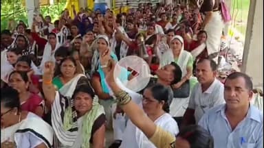 महाराजगंज: निश्चित मानदेय व सरकारी दर्जे की मांग को लेकर कलेक्ट्रेट परिसर में आशा कार्यकत्रियों ने सौंपा ज्ञापन