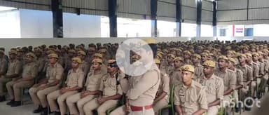 उरई: गोरखपुर के ट्रेनिंग सेंटर में हुए विवाद के बाद जालौन पुलिस हुई अलर्ट, SP ने छात्र-छात्राओं से बातचीत कर जानी व्यवस्थाएं