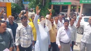 पूरनपुर: तहसील प्रशासन के खिलाफ अधिवक्ताओं ने विरोध प्रदर्शन कर जर्जर बिल्डिंग को ध्वस्त कराने की मांग की