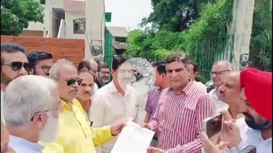 रामपुर: गुरुवार को जीएसटी कार्यालय पर उत्तर प्रदेश उद्योग व्यापार मण्डल ने प्रदर्शन कर मुख्यमंत्री के नाम ज्ञापन सौंपा