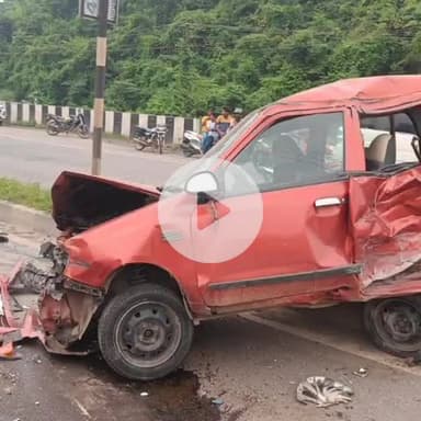 चांडिल: एनएच 33 फदलोगोड़ा कालीमंदिर के पास ट्रेलर ने कार को मारी टक्कर, कार सवार दो घायल