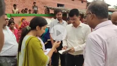 गोगरी: कटघरा दियारा में डीएम ने जन वितरण प्रणाली दुकान की जांच की, गड़बड़ी मिलने पर डीलर पर एफआईआर का आदेश