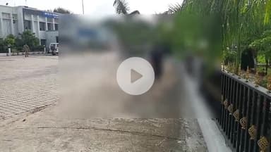 मंझनपुर: कौशाम्बी के एक गांव में चार बेटियों की मां से घर में घुसकर की अश्लील हरकत, इंसाफ की आस में मंझनपुर पहुंची विधवा महिला