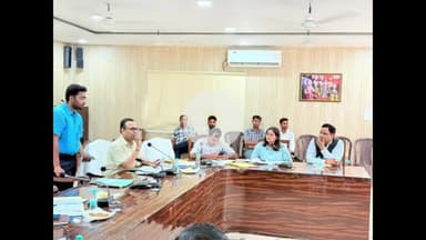 अमरोहा: अमरोहा कलेक्ट्रेट में जिला स्तरीय मासिक उद्योग बन्धु समिति की बैठक का आयोजन