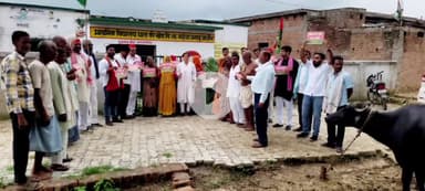 कालपी: पाल की खोड गांव में सपा कार्यकर्ताओं ने बंद किए गए स्कूल में बच्चों के अभिभावकों के समर्थन में किया प्रदर्शन