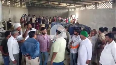 जलेसर: गांव पवहा में अवैध सोडा फैक्ट्री के कारण बंजर हो रही भूमि, पीने का पानी हो रहा खारा, आक्रोशित किसानों ने किया प्रदर्शन