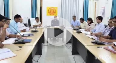 प्रतापगढ़: कैम्प कार्यालय सभागार में जिलाधिकारी ने राजस्व प्रशासन एवं कर-करेत्तर राजस्व संग्रह की की समीक्षा