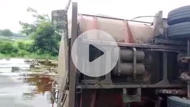 बैतूल: बैतूल-नागपुर हाईवे पर टायर फैक्ट्री के पास पलटा तेल टैंकर, तेल भरने कुप्पी-बर्तन लेकर पहुंचे लोग