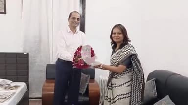 बेतिया: राज ड्योढ़ी को पर्यटन पार्क बनाने के लिए महापौर गरिमा देवी ने राजस्व पर्षद अध्यक्ष को सौंपा पत्र