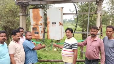 खूंटी: कंड्योर में लगा 25 केवी का नया विद्युत ट्रांसफार्मर, झामुमो कार्यकर्ताओं ने किया उद्घाटन