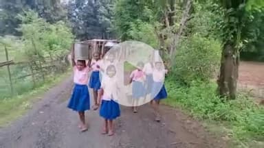 रायडीह:नव प्राथमिक विद्यालय में जल मीनार नहीं रहने से विद्यार्थी बाहर से पानी लाने को मजबूर#जन_समस्या