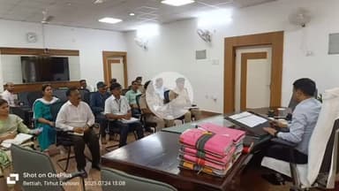 बेतिया: समाहरणालय सभागार में बैठक, ज़िला अधिकारी ने कहा - वाहनों की निगरानी के लिए चेकपोस्ट और कैमरे लगेंगे