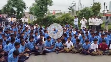 भोकरदन: अनवा येथे जिल्हा परिषद शाळेत शिक्षक नसल्याने विद्यार्थ्यांनी केले अनवा पिंपळगाव रोडवर रास्ता रोको आंदोलन