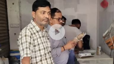 उरई: नगर में खाद्य अधिकारियों ने डेयरी और मिष्ठान की दुकानों पर की छापेमारी, लिए नमूने