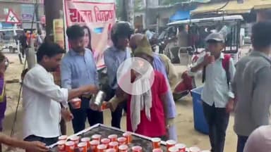 महाराजगंज: भीषण गर्मी में राहगीरों को राहत, महराजगंज नगर में नगर पालिका अध्यक्ष के नेतृत्व में बांटा गया शरबत