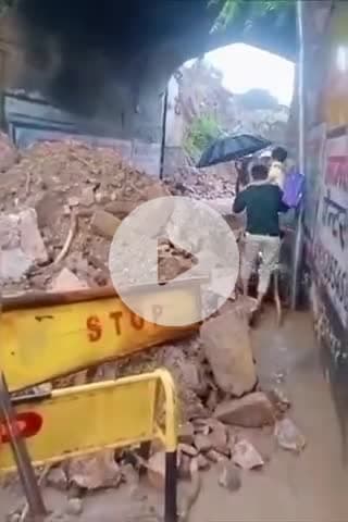 टीकमगढ़: टीकमगढ़ में पुराने पुल की दीवार गिरने से 15 दिन से रास्ता बंद, लोगों ने कलेक्ट्रेट कार्यालय में की शिकायत